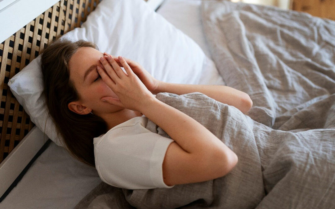 Paralysie du sommeil : Symptômes, Causes et Solutions